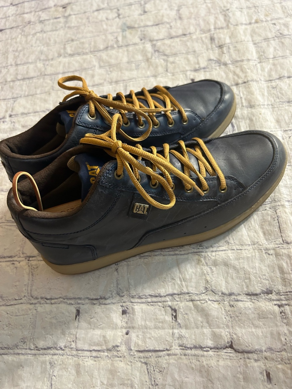 CATERPILLAR LICENSED MERCHANDISE MENS NAVY BUILT TOUGH GOLD LACES CHUKKA BOOT 10